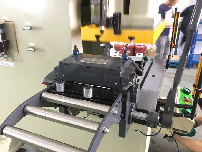 高速滾輪送料機安裝現場（LGK-2015NS）