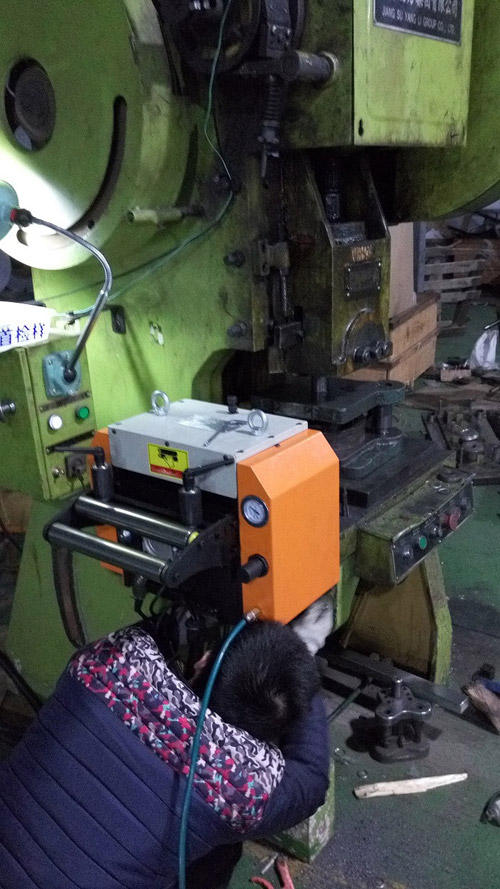 伺服送料機(jī)安裝現(xiàn)場